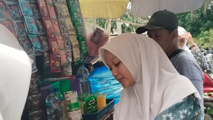 Aini Zahra, siswi MAN Serdang Bedagai membantu orang tuanya jualan es